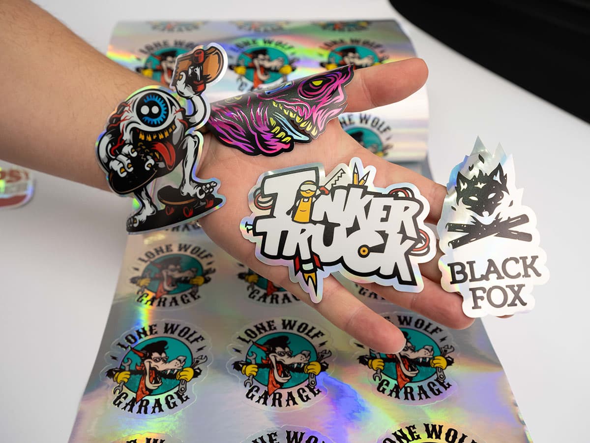 Elde tutulan hologram ve opak stickerlar